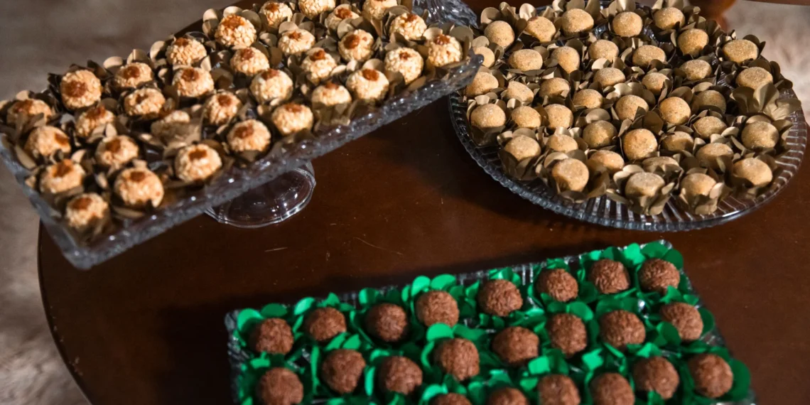 Bandejas com docinhos variados organizados para servir em uma festa