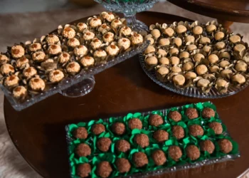 Bandejas com docinhos variados organizados para servir em uma festa
