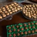 Bandejas com docinhos variados organizados para servir em uma festa