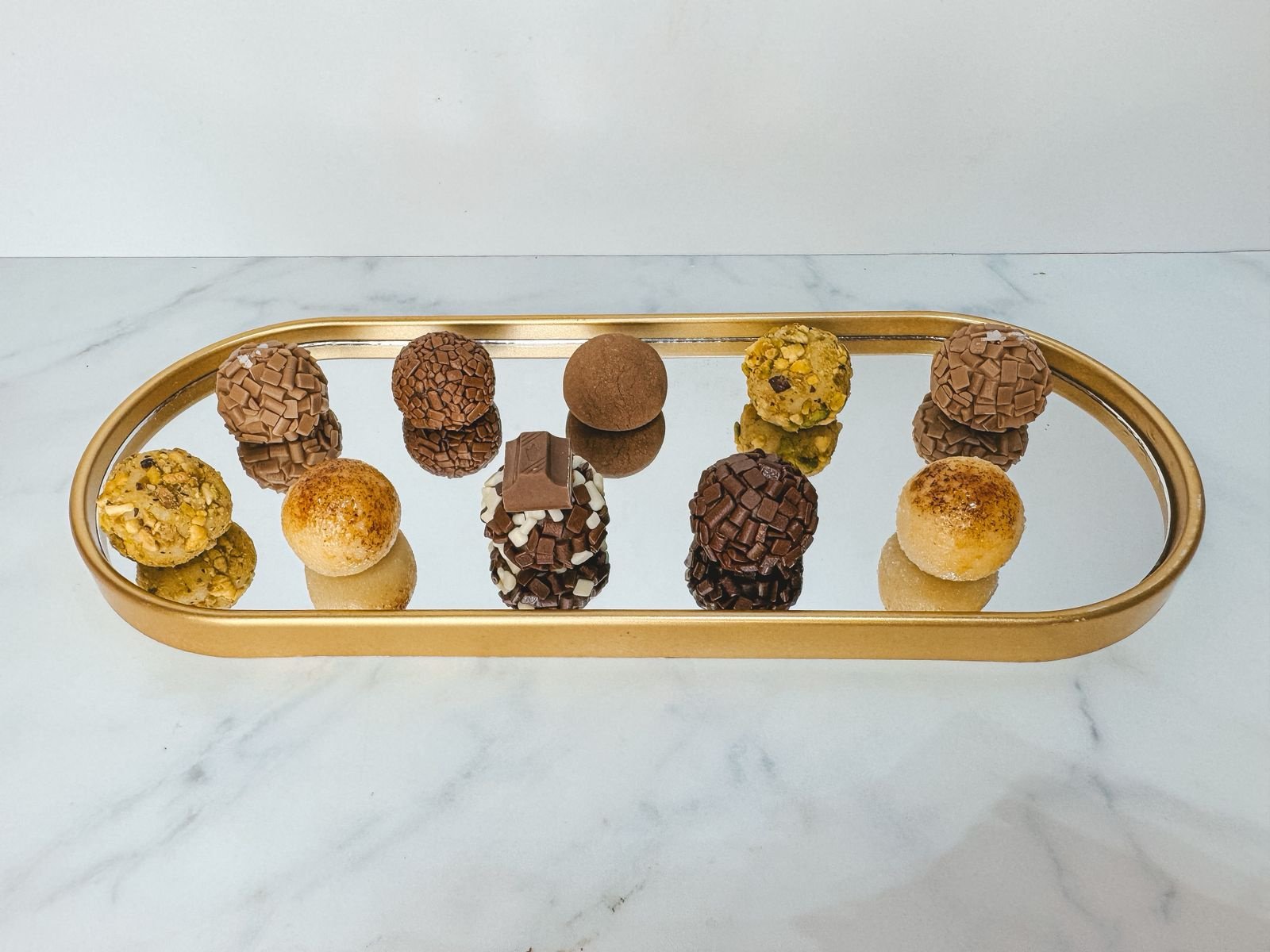 Bandeja dourada com brigadeiros variados da Tudo Brigs