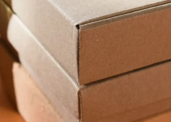 Detalhe de uma caixa de papelão kraft fechada, usada como embalagem para produtos artesanais