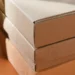 Detalhe de uma caixa de papelão kraft fechada, usada como embalagem para produtos artesanais