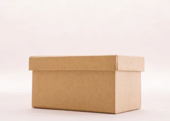 Caixa de papel kraft fechada, usada para transporte de doces
