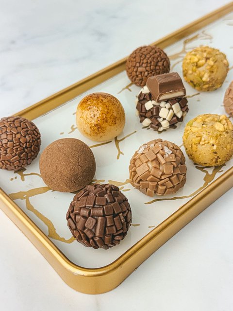 Bandeja variada de brigadeiros prontos para venda
