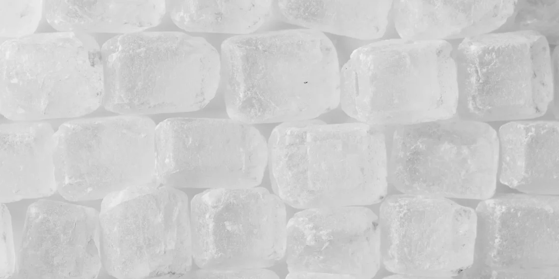 Cristais de açúcar em textura macro, foco de perto (imagem ilustrativa)