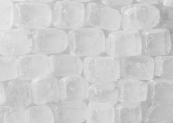 Cristais de açúcar em textura macro, foco de perto (imagem ilustrativa)