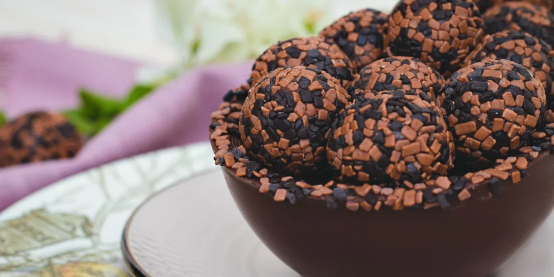Docinhos de chocolate enrolados e cobertos com granulado, servidos em uma tigela