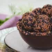 Docinhos de chocolate enrolados e cobertos com granulado, servidos em uma tigela