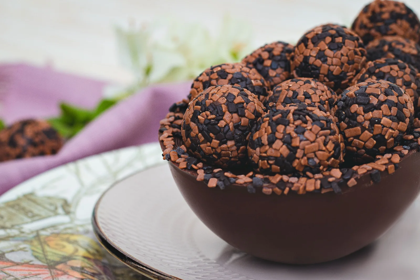 Docinhos de chocolate enrolados e cobertos com granulado