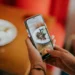 Pessoa fotografando um prato de doce com o celular para publicar em rede social