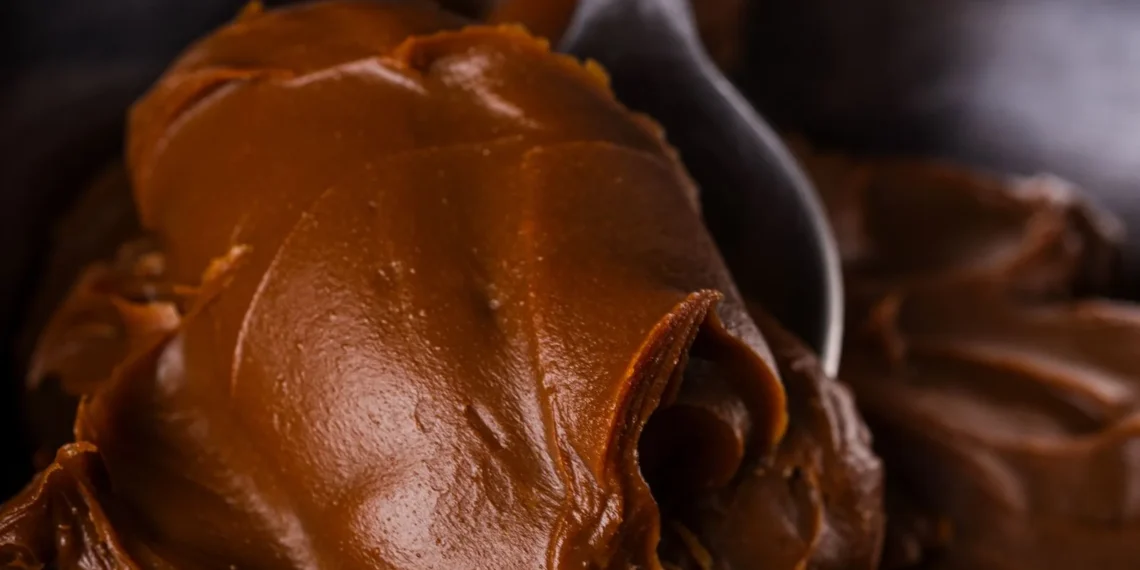 Ganache de chocolate espesso em tigela, textura vista de perto (imagem ilustrativa)