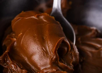 Ganache de chocolate espesso em tigela, textura vista de perto (imagem ilustrativa)