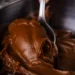 Ganache de chocolate espesso em tigela, textura vista de perto (imagem ilustrativa)
