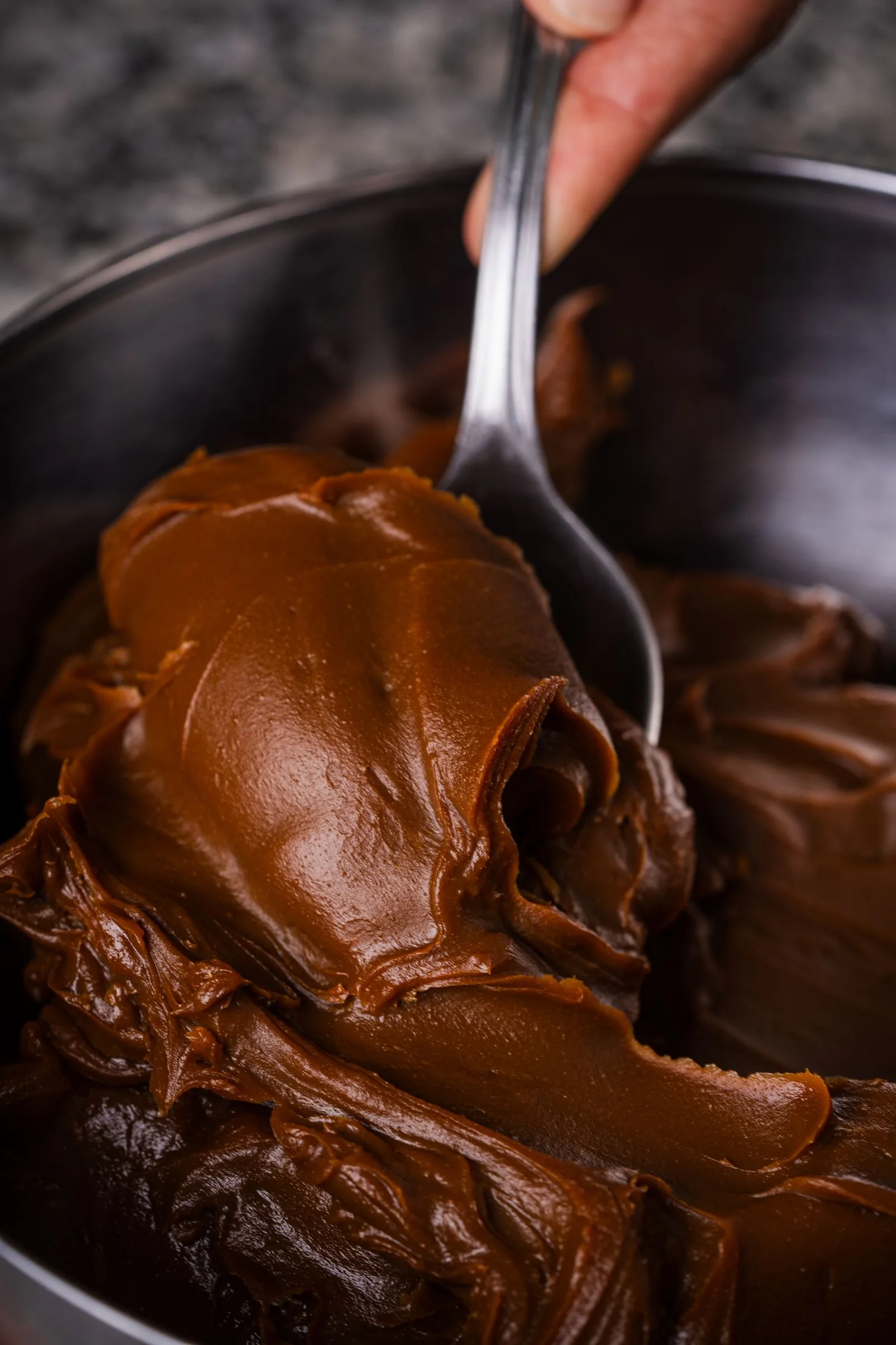 Ganache de chocolate espesso em tigela, textura vista de perto (imagem ilustrativa)