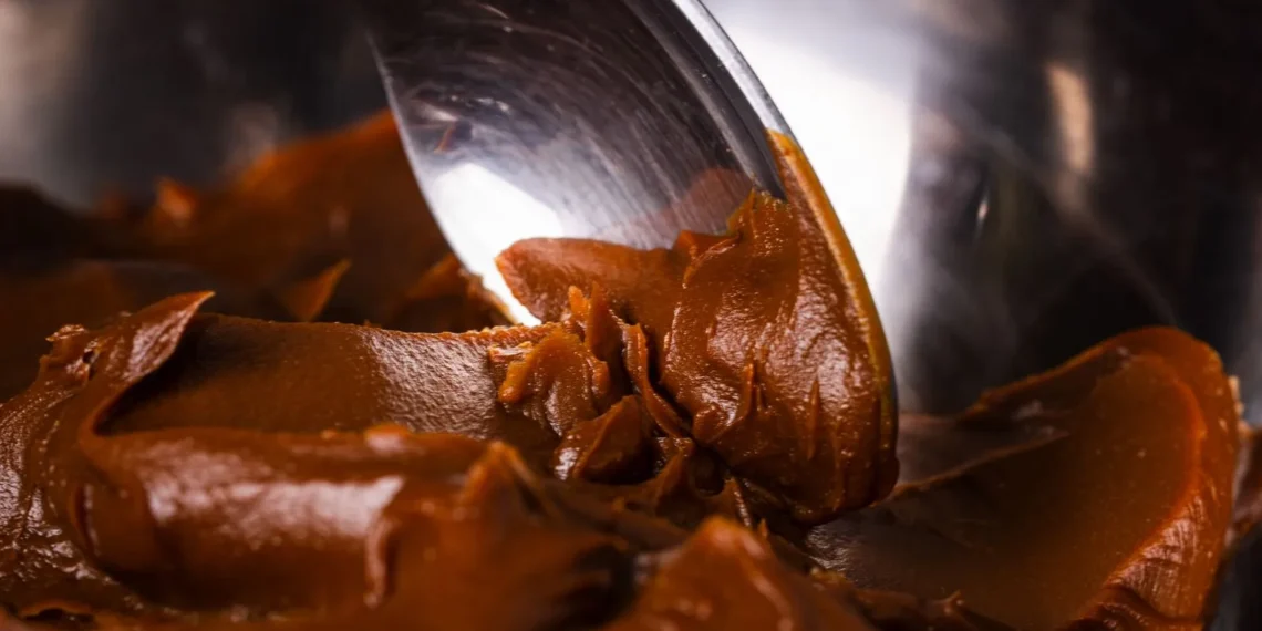 Ganache de chocolate espesso em tigela de inox (imagem ilustrativa)