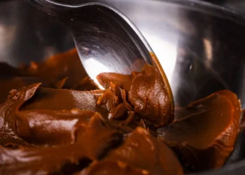 Ganache de chocolate espesso em tigela de inox (imagem ilustrativa)