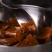 Ganache de chocolate espesso em tigela de inox (imagem ilustrativa)