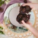 Mãos segurando docinhos de chocolate enrolados (imagem ilustrativa)