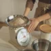 Pessoa pesando um ingrediente em uma balança de cozinha digital