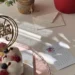 Mesa com bolo de comemoração, convite e itens de planejamento de festa