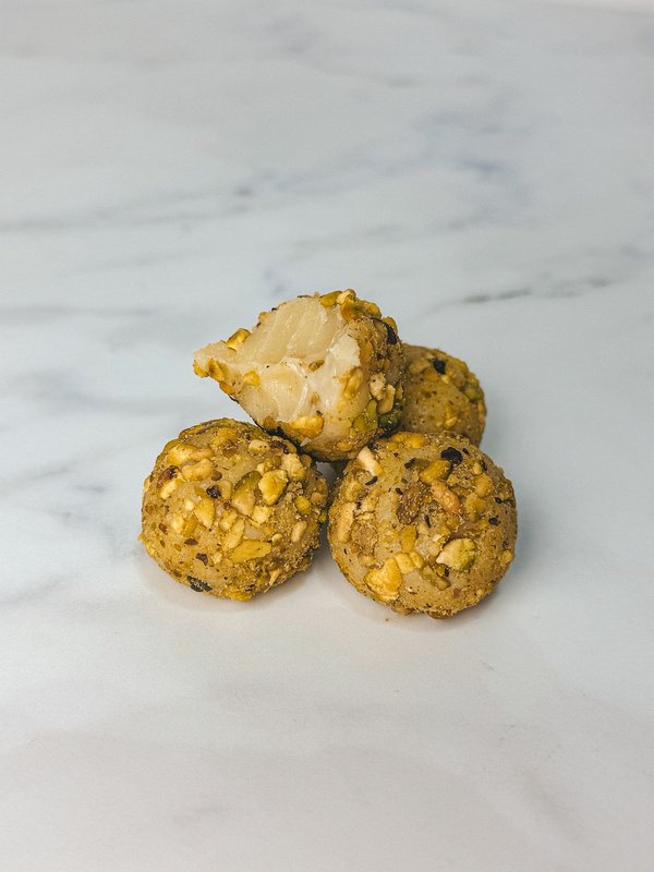 Brigadeiro de pistache partido ao meio